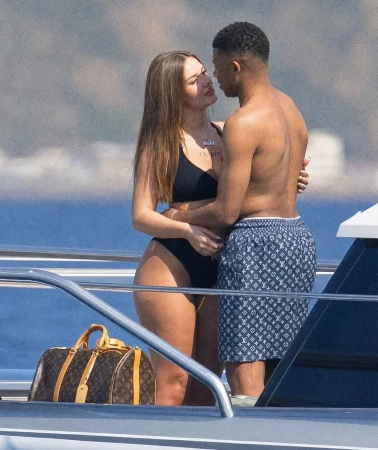 🌴 Kylian Mbappé et sa petite amie à la plage d’Ibiza : les photos font réagir les internautes 📸